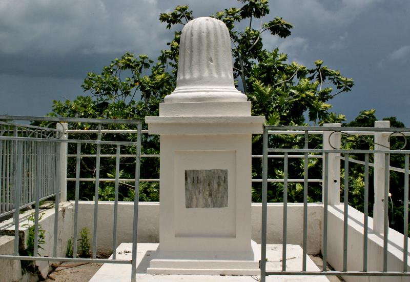 Situé en haut des marches, face à l'église, ce petit édifice amputé de sa croix commémore l'abolition de l'esclavage de 1848. Sur son socle est inscrit le mot Liberté. Créé au XIXè siècle, on dispose de peu d'éléments sur l'érection de ce monument. Certains avancent qu'il daterait de l'année de l'abolition, 1848, et prétendent qu'il serait le plus ancien monument commémoratif de l’abolition définitive de l’esclavage.