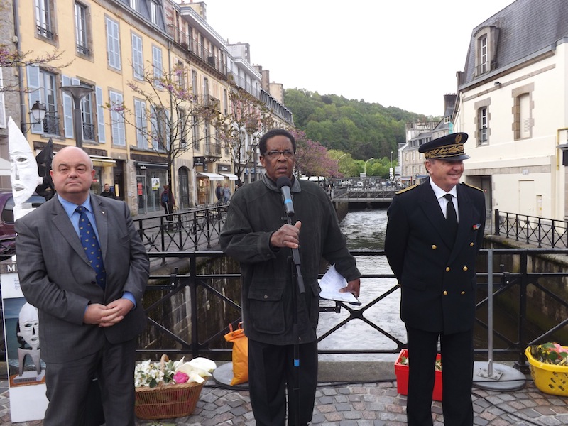 Max Prononce son discours entouré du Maire de Quimper et du Sous-Préfet de Brest.