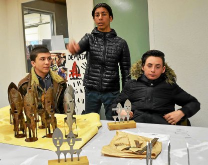 Gaëtan, Yazid et Diego, trois des jeunes impliqués dans la production de sculptures « Mémoires » miniatures. 