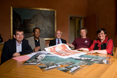 Max Relouzat, Véronique Brod et Marc Morvan présentent une estampe consacrée à leur future sculpture, "Mémoires", en hommage aux victimes de l'esclavage, en compagnie de M. Bernard Poignant, Maire de Quimper, et de M. Gilbert Gramoullé, adjoint au maire chargé des affaires culturelles.