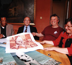 Gilbert Gramoullé, Max Relouzat, Bernard Poignant, Marc Morvan et Véronique Brod, autour d'une estampe représentant le projet Mémoires des esclavages. Leg PC.