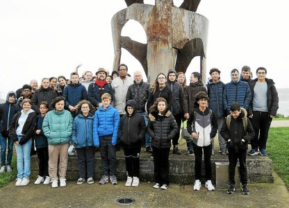 Des collégiens de Quimper découvrent le monument Mémoires des esclavages à Brest