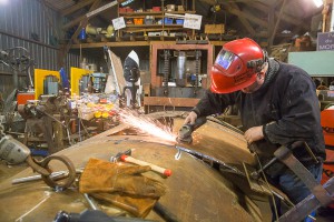 Le sculpteur Marc Morvan en pleine action pour la préparation de "Mémoires"