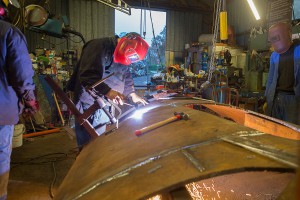 Le sculpteur Marc Morvan en pleine action pour la préparation de "Mémoires"